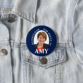 Badge Rond 7,6 Cm Portrait d'Amy Klobuchar dans bleu et blanc (En situation)
