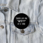 Badge Rond 7,6 Cm Prenant la vie une "WTF ? ?" À la fois drôle (En situation)