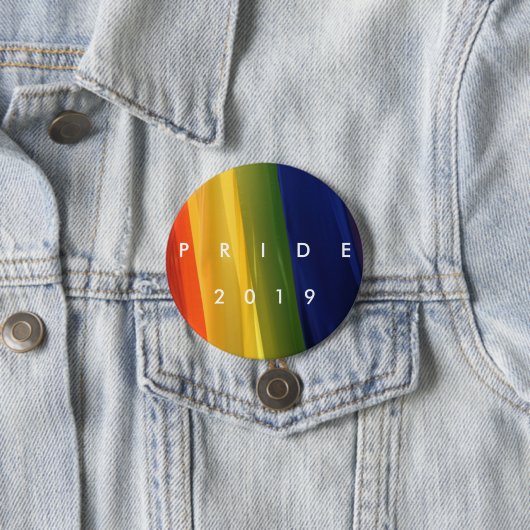 Badge Rond 7,6 Cm PRIDE arc-en-ciel (En situation)