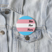 Badge Rond 7,6 Cm Pride transgenre de She Her (En situation)