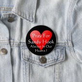 BADGE ROND 7,6 CM PRIEZ POUR SANDY HOOK TOUJOURS DANS NOS COEURS (En situation)