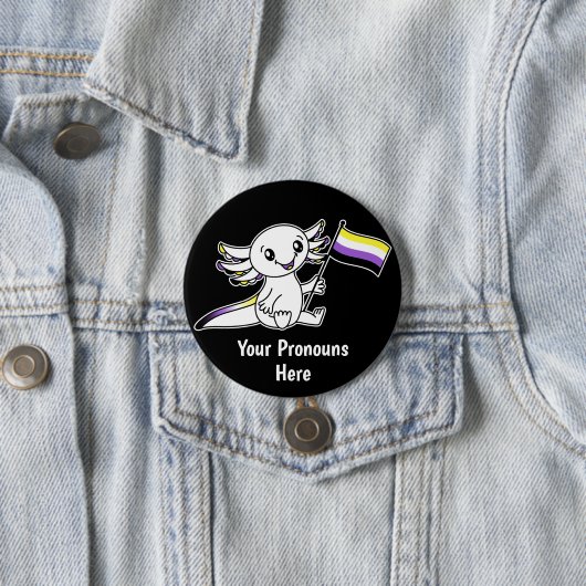 Badge Rond 7,6 Cm PRONONOUNS Symte Axolotl Non binaire Pride drapeau (En situation)