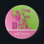 Badge Rond 7,6 Cm Regardez qui a 60 ans en rose - 60e anniversaire<br><div class="desc">Look Who's 60 à Pink - 60e jour de fête Button Pin ready for you to personalize. ⭐ This Product est 100% Customizable. Graphics and/or text can be added, deleted, moved, resized, changed around, rotated, etc... 99% de ma designs in my store are done in layers. This makes it easy...</div>