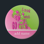 Badge Rond 7,6 Cm Regardez qui a 60 ans en rose - 60e anniversaire<br><div class="desc">Look Who's 60 à Pink - 60e jour de fête Button Pin ready for you to personalize. ⭐ This Product est 100% Customizable. Graphics and/or text can be added, deleted, moved, resized, changed around, rotated, etc... 99% de ma designs in my store are done in layers. This makes it easy...</div>