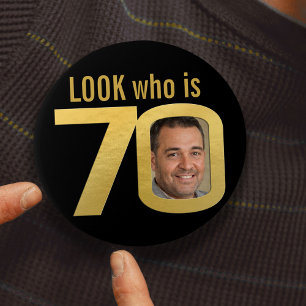 Badge Rond 7,6 Cm Regardez qui a 70 ans photo or sur fond noir pour