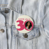 Badge Rond 7,6 Cm Regardez qui est 30 photo fun crème rose bouton / (En situation)