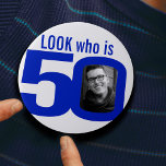 Badge Rond 7,6 Cm Regardez qui est 50 photo bleu sur blanc<br><div class="desc">50e anniversaire amusant photo bleu et blanc look qui est un bouton de badge 50 pin. Personnalisez ce badge d'âge avec une photo du garçon d'anniversaire. Une bonne idée pour ajouter du plaisir à une fête du cinquantième anniversaire. Il peut aussi être utilisé en achetant plusieurs épingles pour montrer des...</div>