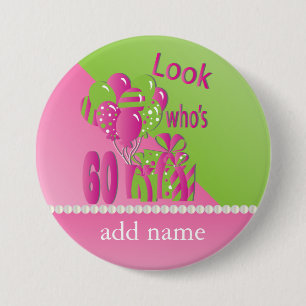 Badge Rond 7,6 Cm Regardez qui est 60 dans le rose - le soixantième