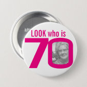 Badge Rond 7,6 Cm Regardez qui est 70 photo rose sur blanc (Devant & derrière)