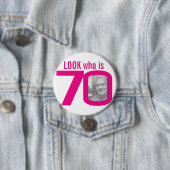 Badge Rond 7,6 Cm Regardez qui est 70 photo rose sur blanc (En situation)