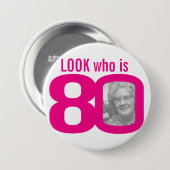 Badge Rond 7,6 Cm Regardez qui est 80 photo rose sur blanc (Devant & derrière)