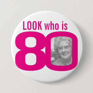 Badge Rond 7,6 Cm Regardez qui est 80 photo rose sur blanc