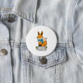 Badge Rond 7,6 Cm Renard avec Écharpe sur Rocher (En situation)