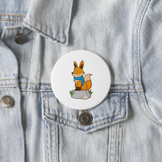 Badge Rond 7,6 Cm Renard avec Écharpe sur Rocher (En situation)