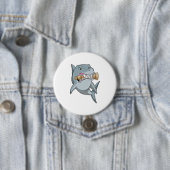 Badge Rond 7,6 Cm Requin aux échecs avec pièce d'échecs King (En situation)