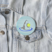 Badge Rond 7,6 Cm Requin avec balle de tennis (En situation)