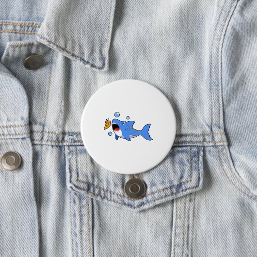 Badge Rond 7,6 Cm Requin avec pizza comme appât (En situation)