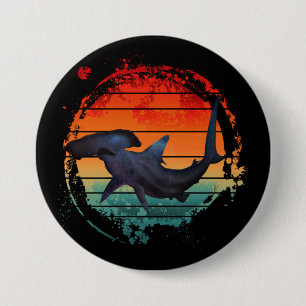 BADGE ROND 7,6 CM REQUIN MARTEAU COUCHER DE SOLEIL VINTAGE