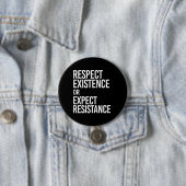 Badge Rond 7,6 Cm Respecter l'existence ou s'attendre à la résistanc (En situation)