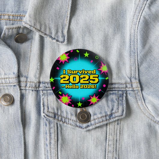 Badge Rond 7,6 Cm Retro Arcade Style "I Survived 2025 - Hello 2026!" (En situation)