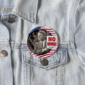 BADGE ROND 7,6 CM RFK : AUCUNS BOURDONS JAMAIS ! (En situation)