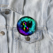 Badge Rond 7,6 Cm Ribbon de sensibilisation Rainbow Grunge Coeur Pin (En situation)