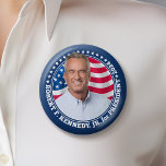 Badge Rond 7,6 Cm Robert F Kennedy JR RFK photo et drapeau 2024<br><div class="desc">Une campagne avec le nom de Kennedy et sa photo entourée d'étoiles et d'un arrière - plan du drapeau. Un modèle patriotique pour Kennedy candidat à l'élection présidentielle de 2024.</div>