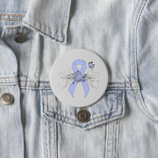 Badge Rond 7,6 Cm Ruban bleu clair avec papillon (En situation)