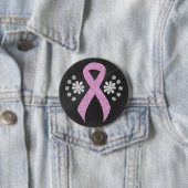 Badge Rond 7,6 Cm Ruban Chalkboard Pink Awareness (En situation)