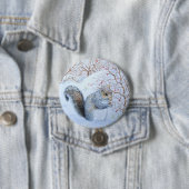 Badge Rond 7,6 Cm scène de neige d'écureuil gris (En situation)
