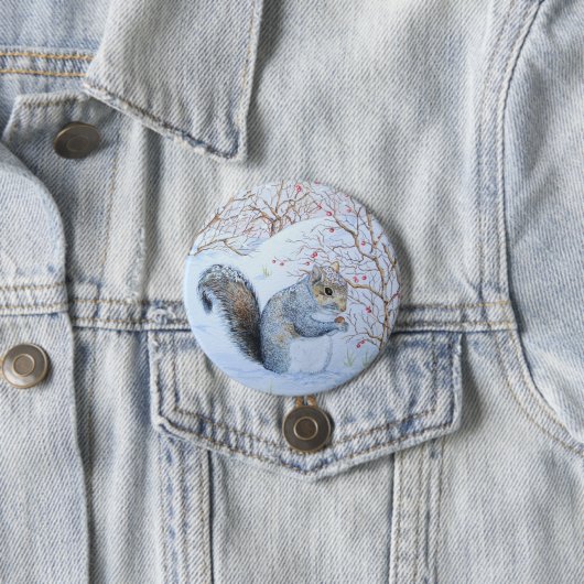 Badge Rond 7,6 Cm scène de neige d'écureuil gris (En situation)