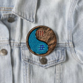 Badge Rond 7,6 Cm Scorpion & Bœuf de Terre (En situation)