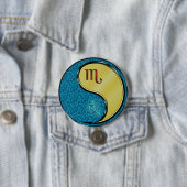 Badge Rond 7,6 Cm Scorpion & Chien Métal (En situation)
