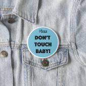BADGE ROND 7,6 CM S'IL VOUS PLAÎT, NE TOUCHE PAS BÉBÉ ! (En situation)