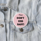 BADGE ROND 7,6 CM S'IL VOUS PLAÎT, NE TUEZ PAS BÉBÉ ! (En situation)