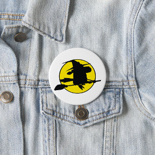 Badge Rond 7,6 Cm Silhouette de sorcière volant sur un balai contre
