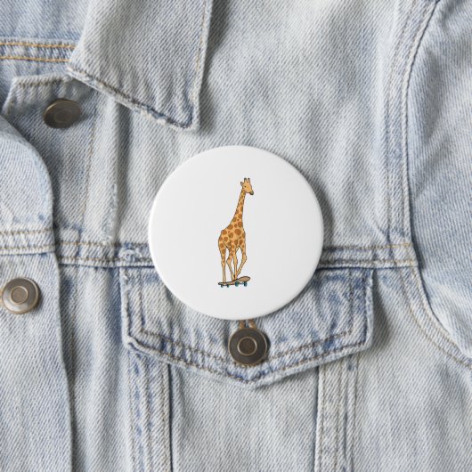Badge Rond 7,6 Cm Skateboard girafe (En situation)