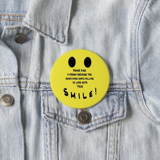 Badge Rond 7,6 Cm Smiley-Pin (En situation)