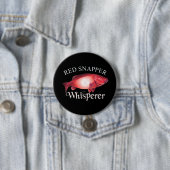 Badge Rond 7,6 Cm Snapper rouge Whisperer Dark (En situation)