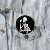 Badge Rond 7,6 Cm Squelette Manger Halloween Candy (En situation)