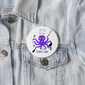 Badge Rond 7,6 Cm Super Chef Octopus pourpre avec Gadgets de cuisine (En situation)