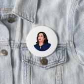 BADGE ROND 7,6 CM SUPERHERO KAMALA HARRIS (En situation)