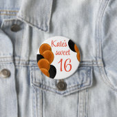 Badge Rond 7,6 Cm Sweet 16 Orange Noir Simple (En situation)