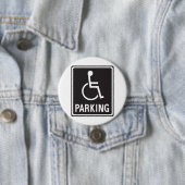 Badge Rond 7,6 Cm Symbole de stationnement en fauteuil roulant (En situation)