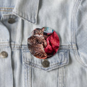 Badge Rond 7,6 Cm Tabby chat noir gris brun allongé (En situation)