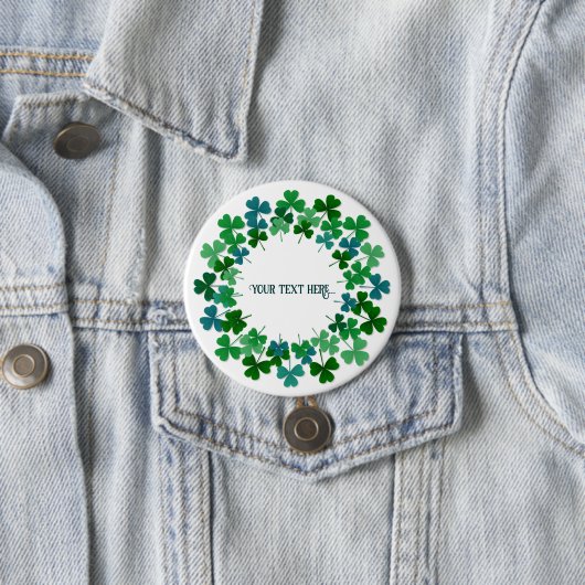 Badge Rond 7,6 Cm Texte personnalisé shamrock (En situation)