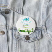 Badge Rond 7,6 Cm Texte sauvage, libre et beau de nature (En situation)