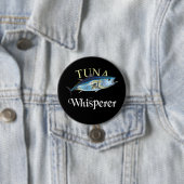 Badge Rond 7,6 Cm Thon Whisperer foncé (En situation)