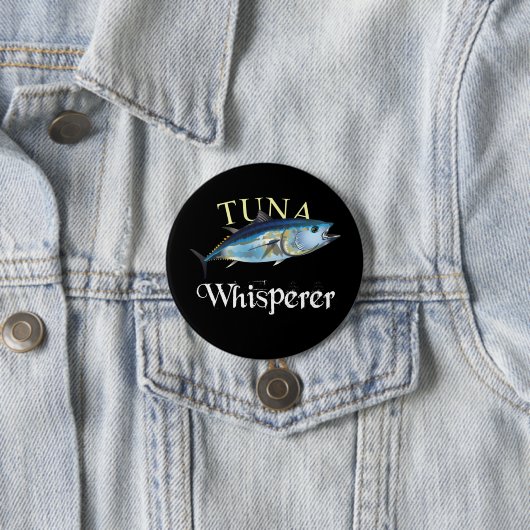 Badge Rond 7,6 Cm Thon Whisperer foncé (En situation)