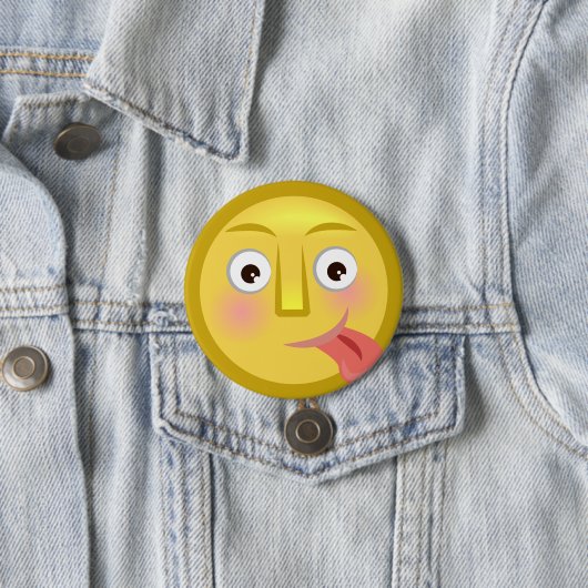 Badge Rond 7,6 Cm Tongue Out Emoji Funny Goofy Face (En situation)